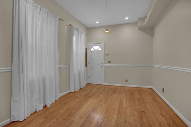 Building Photo - Chic City Living at 2308 E Fairmont Ave!