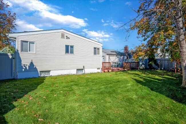 Building Photo - Immaculate 3 bedroom 3 Bathroom