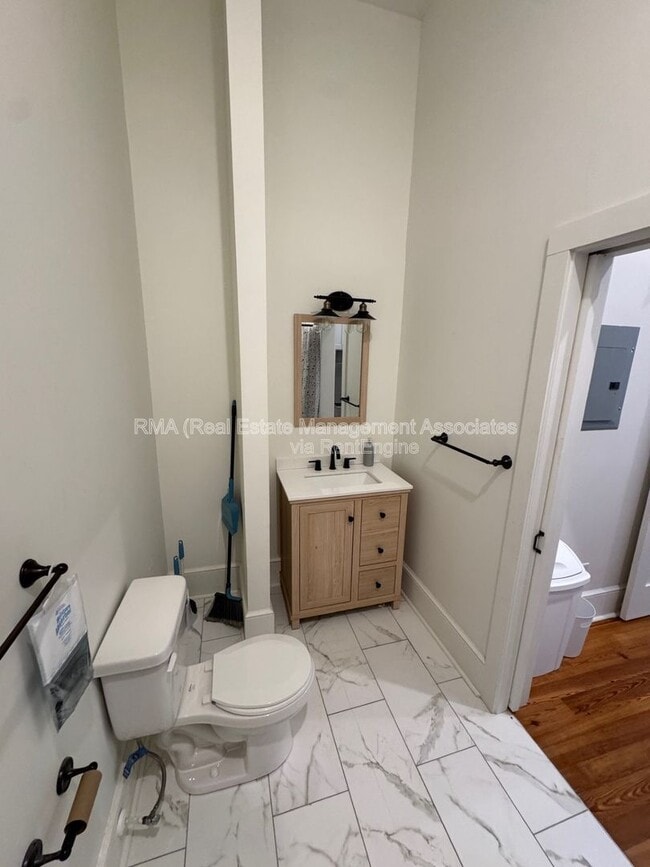 Building Photo - 215 Main St