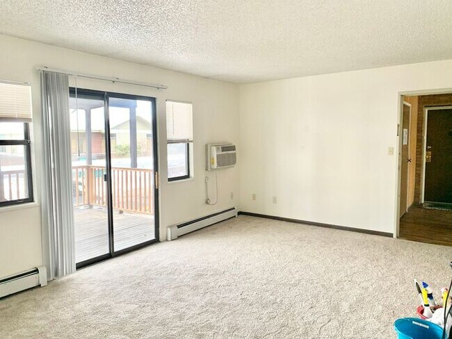 Building Photo - Renovated 2 Bed, 1 Bath in North Central Longmont! Move in specials - Pick One - 1st month free o...