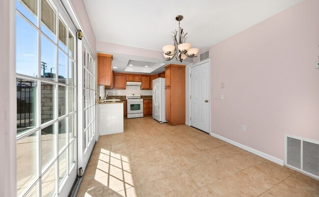 Building Photo - Updated and Move-In Ready!