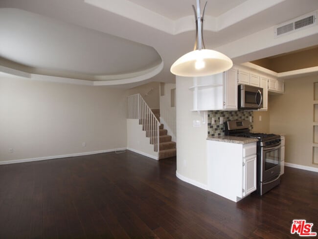 Building Photo - 10627 Moorpark St