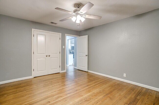 Building Photo - Spacious 4-Bedroom Gem with Granite Touche...