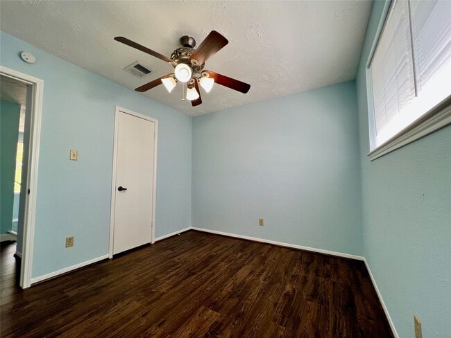 Building Photo - 21339 Park Mt Dr