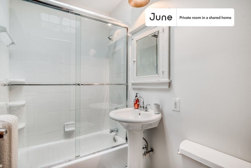 Building Photo - Room in Shared 5 bed/2 bath home in Woodley Park