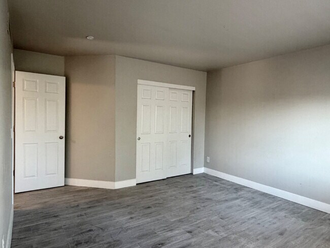 Building Photo - Spacious 4 bedroom, 3 bathroom home in the heart of Aurora is ready for immediate move in! Conven...