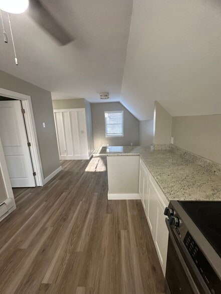 Building Photo - 17 Central St