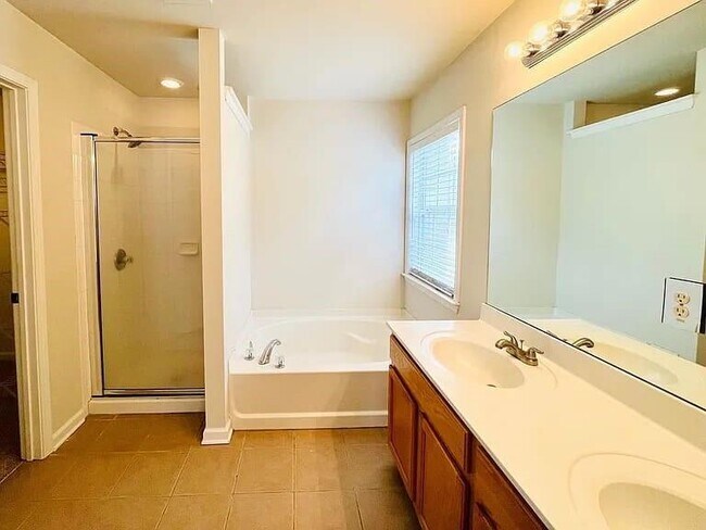Building Photo - 4668 Creekside Villas Way