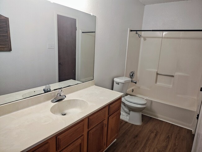 Building Photo - 1114 Royal Crest Dr