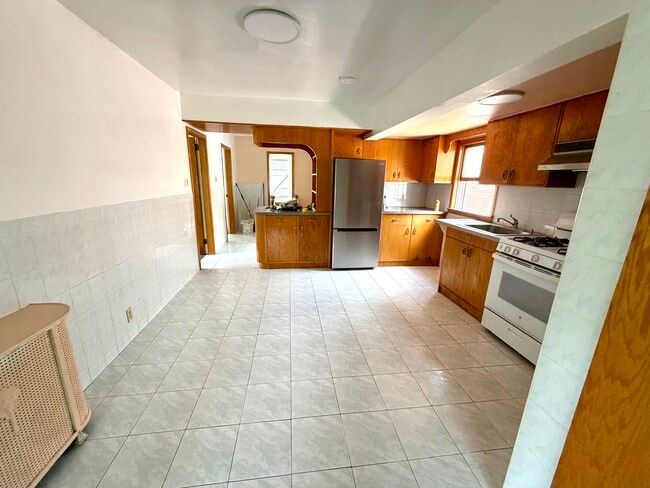 Building Photo - 6239 Dieterle Cres