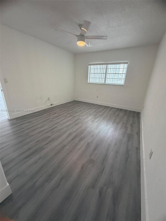 Building Photo - 20111 NE 27th Ct