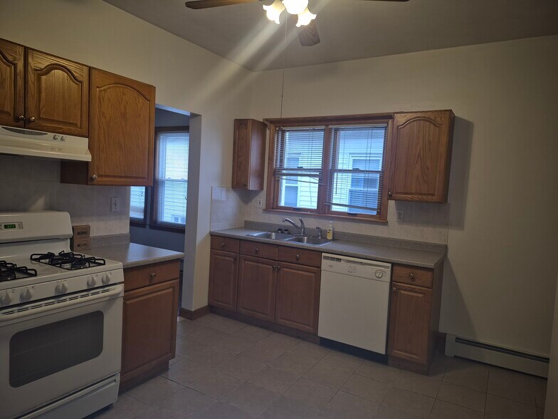 Building Photo - 105 3rd St