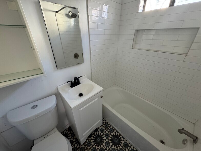 Building Photo - 5305 Reiger Ave