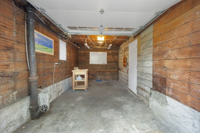 Building Photo - Charming 1906 Craftsman in Fremont — 3 Beds, Walk to Shops & Parks