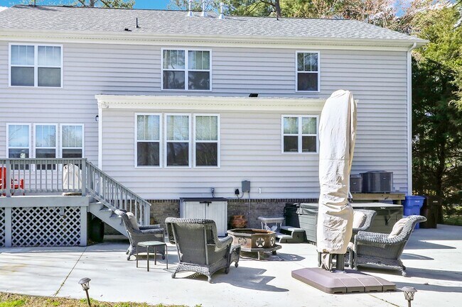 Building Photo - 221 Wilson Dr
