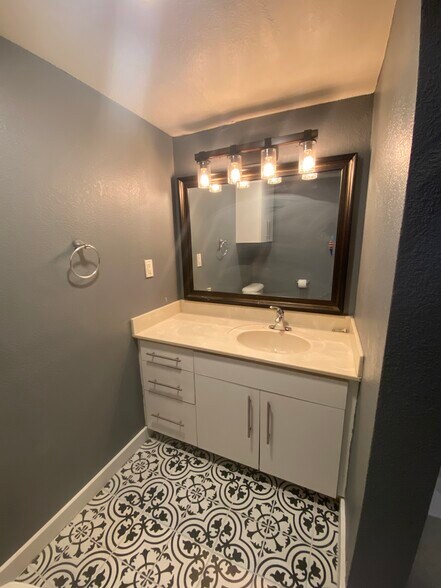 Master bathroom - 3901 Travis Street