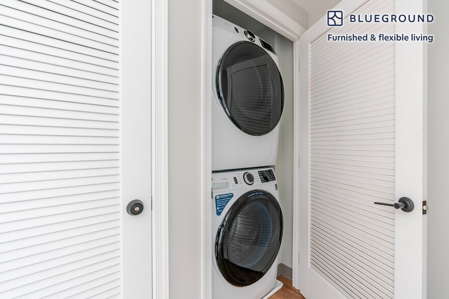 Building Photo - 3275 Washington Blvd