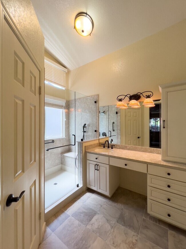 Building Photo - Beautiful Single Level Three Bedroom North...