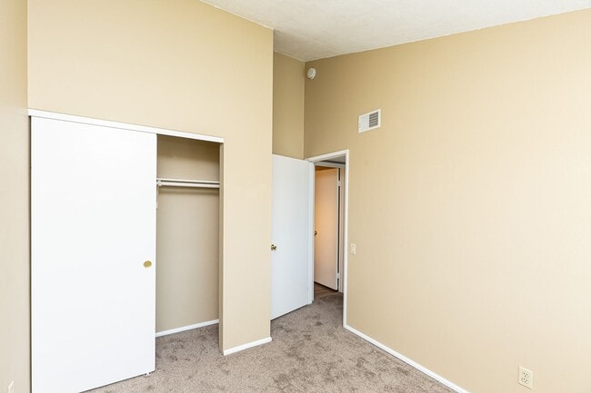Building Photo - **LOOK NO FURTHER 3 BEDROOM TOWNHOME W/LAU...