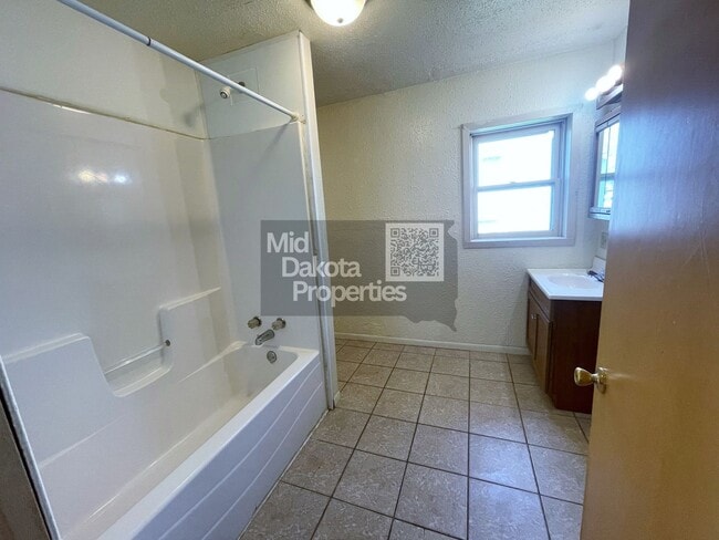 Building Photo - 509 E 1st- 3 bedroom single story house