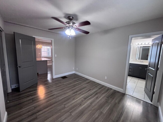 Building Photo - Heart of Webster Groves! *** Large One Bed...