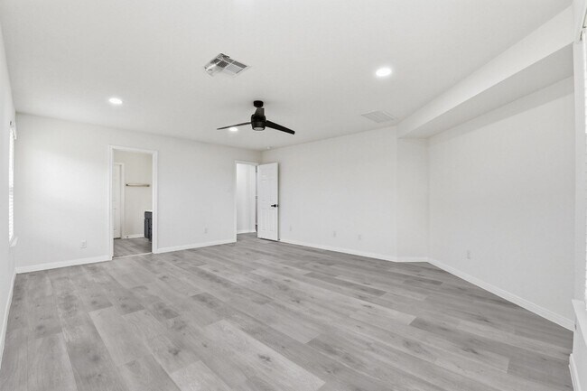 Building Photo - 10433 Russell Pines Dr