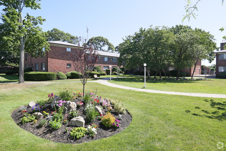 Building Photo - Fairfield Maples at Bay Shore