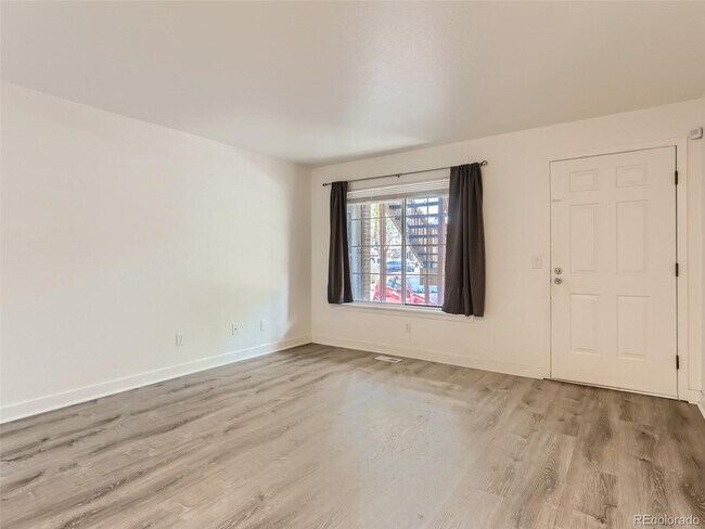 Building Photo - 165 S Sable Blvd