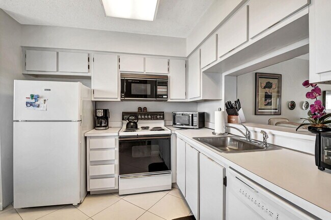 Building Photo - 6866 Huntington Ln