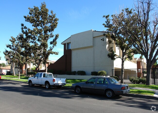 Building Photo - Denny Place & Willow Wood Apartments