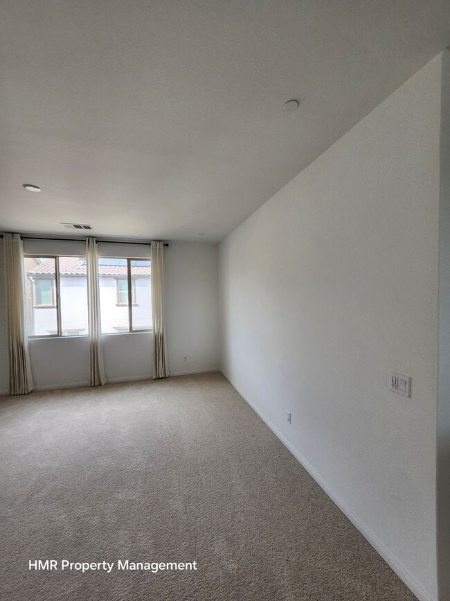 Building Photo - Beautiful two story 5 bedroom in ontario R...