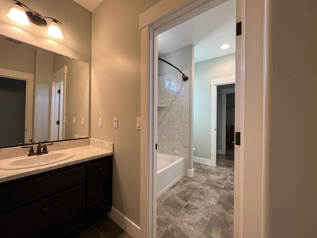 Building Photo - 3 bedroom | 2.5 bathroom | Crocker Village...