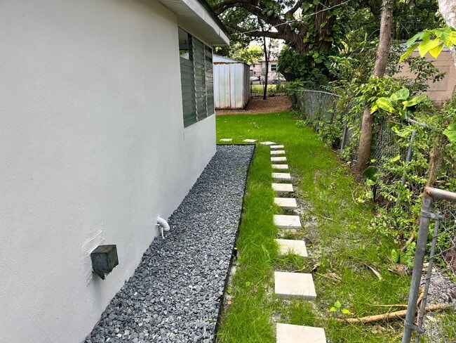 Building Photo - 817 Rosalia Dr