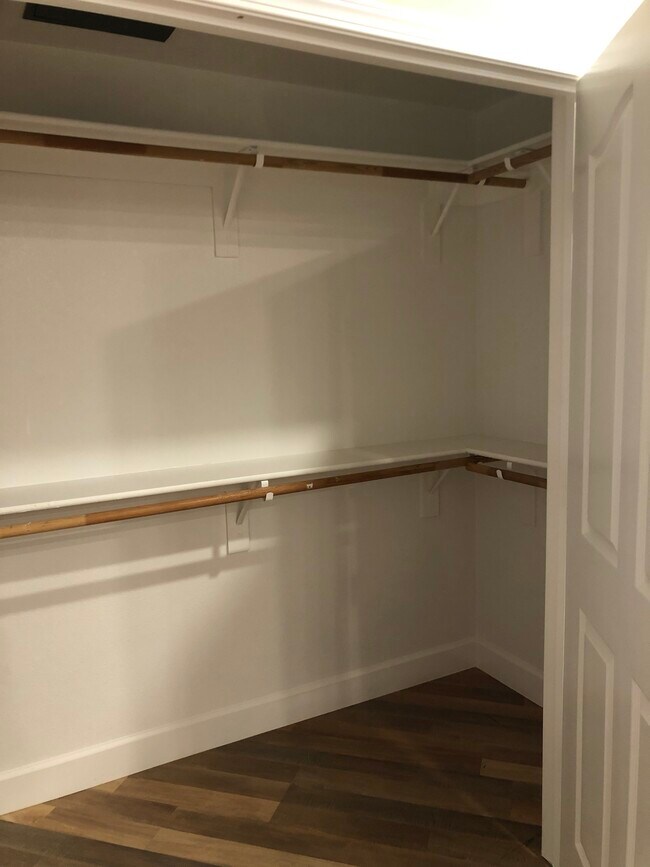 Building Photo - 1120 Karby Ter