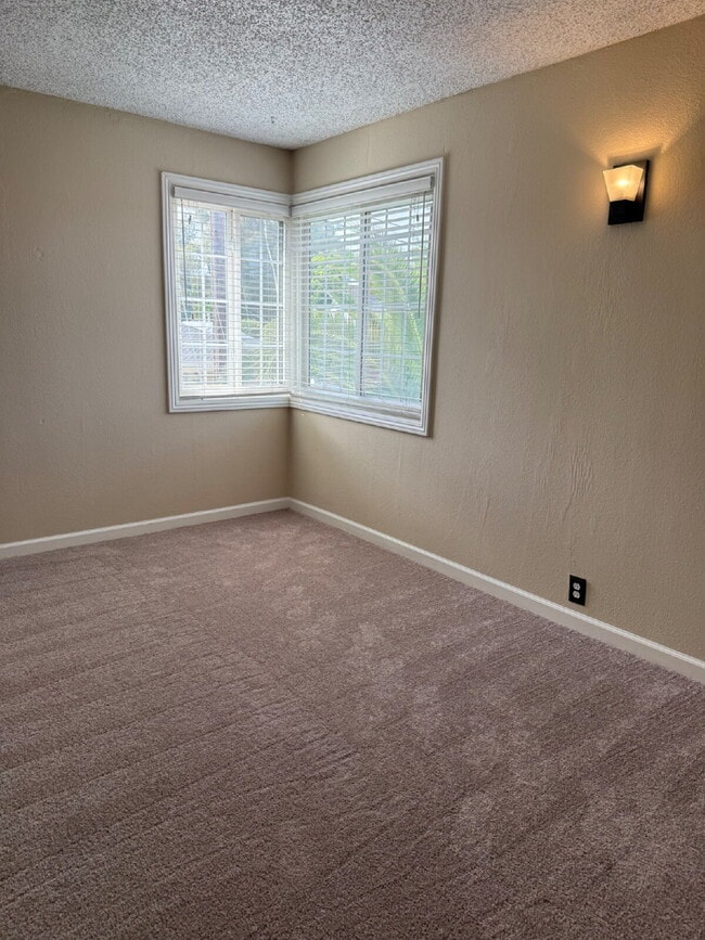 Building Photo - Spacious 4 Bedroom 2.5 Bathroom Hayward Home with Fresh Paint and New Carpet