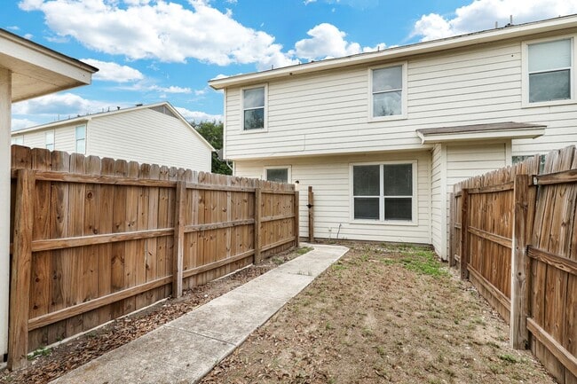 Building Photo - Recently updated 3 bedroom townhome