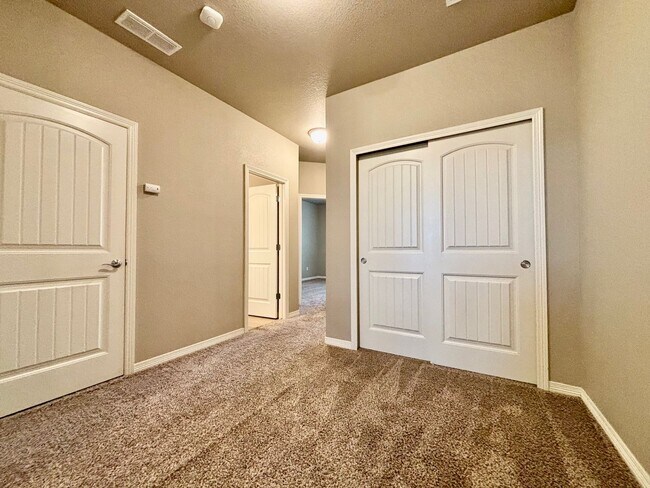 Building Photo - Beautiful 3 bed, 3 bath Townhome in West W...