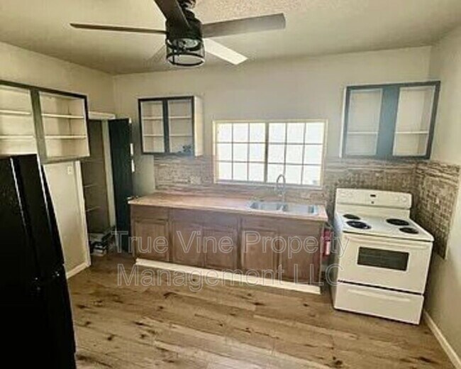 Building Photo - 622 S Navidad St