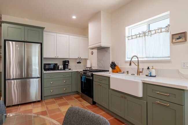 Building Photo - Contemporary New home in Monrovia