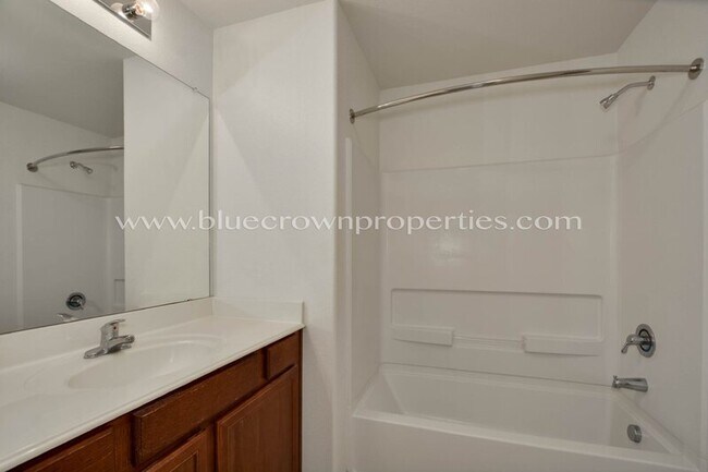 Building Photo - 2221 Meadow Dr