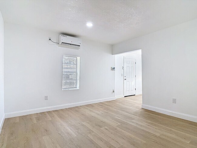 Building Photo - 2 bed/1.5 bath Single-Family Home on Large Lot in Sanford!