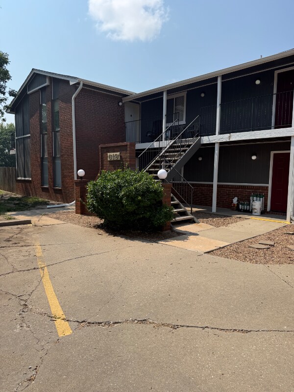 Building Photo - 619 S Mt Carmel St
