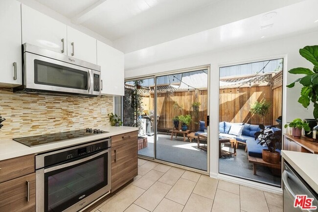 Building Photo - 4040 Grand View Blvd