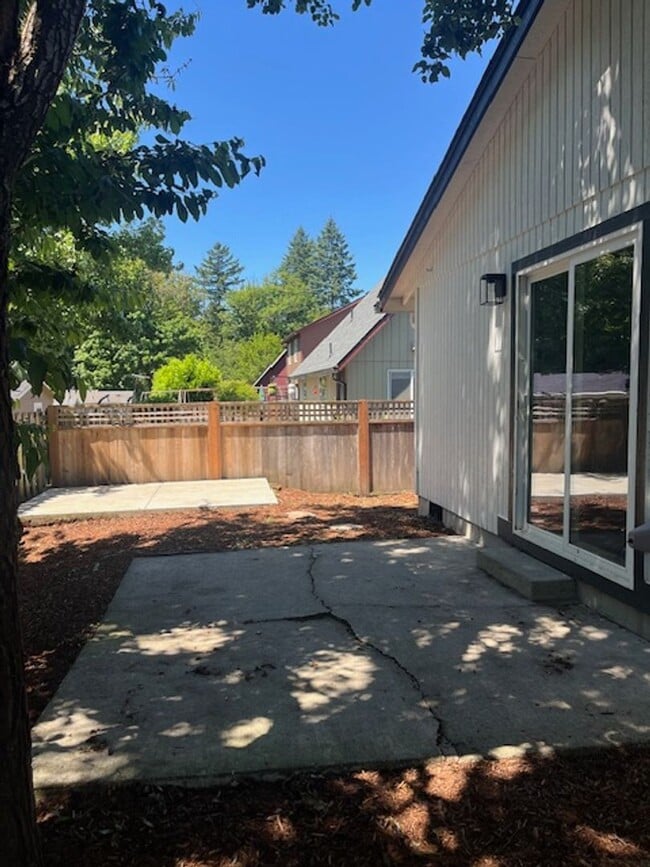 Building Photo - 3 Bedroom 2 Bath Lafayette OR 97127