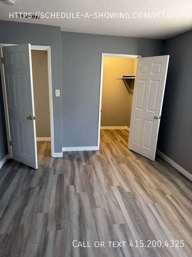 Building Photo - New Floors, Paint and More!! 2 bed 1 bath ...