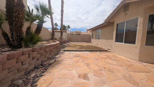 Building Photo - 3 bedroom 1 story house with large backyar...