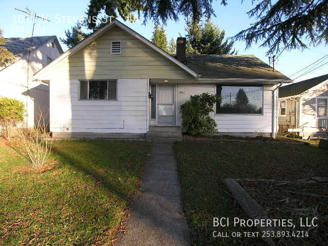 Primary Photo - This beautiful 2 bedroom, 1 bath home is m...