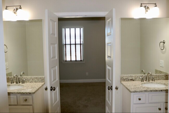 Building Photo - 2595 Wellesley Square Dr