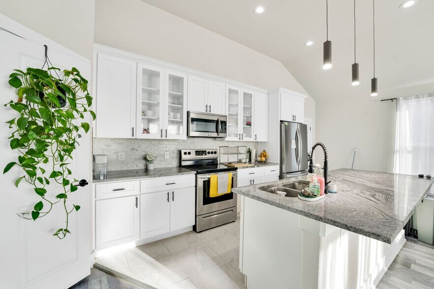 Building Photo - 4621 Collins Ave