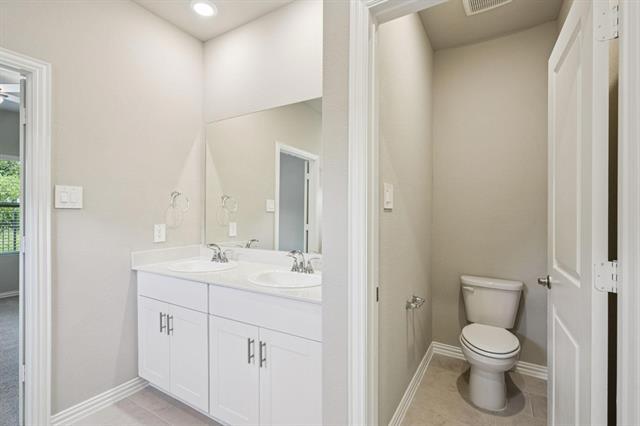 Building Photo - 711 Dotty Dr